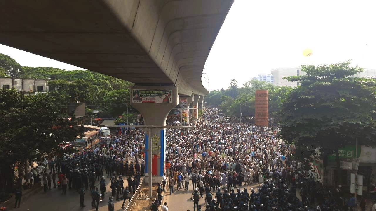 2025/পুলিশের ব্যারিকেড ভেঙে শাহবাগে অবস্থান নিলেন শিক্ষকরা.jpg
